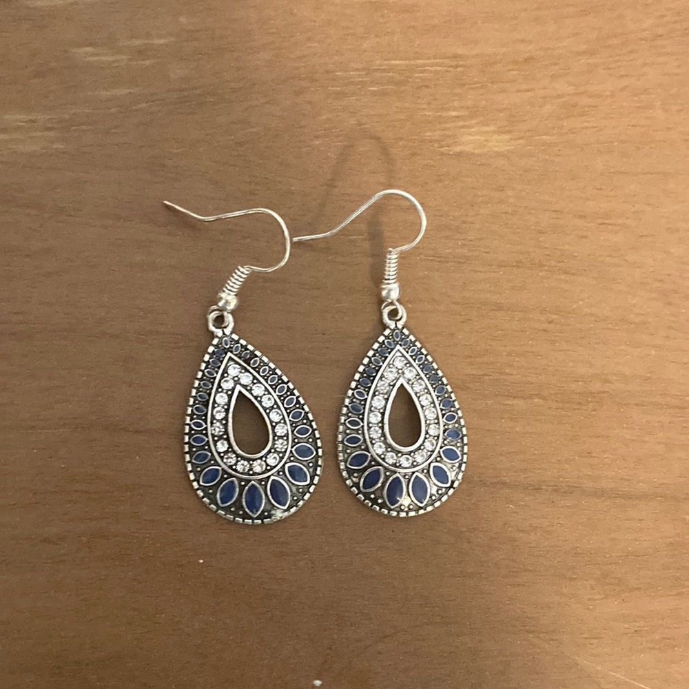 NWOT Small vintage style earrings